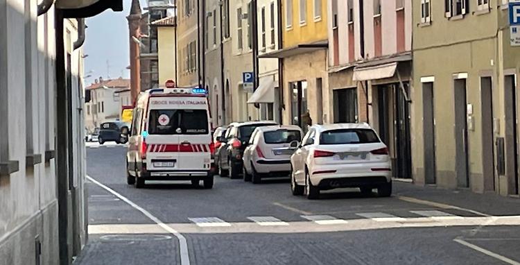 Accusa un malore e si accascia a terra, soccorsa una 55enne