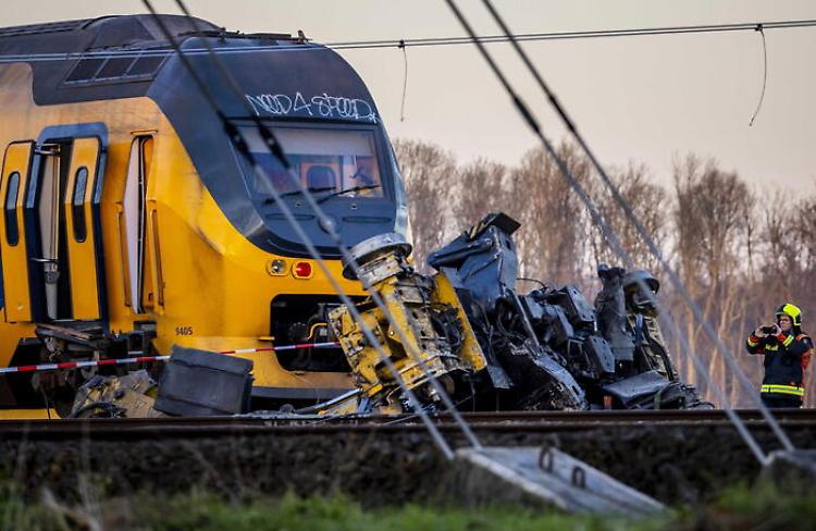 Olanda: deraglia un treno passeggeri, un morto e 30 feriti