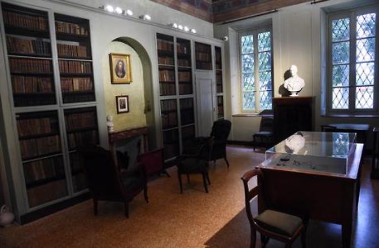 Imbrattamenti sulla Casa del Manzoni, autorizzata la rimozione