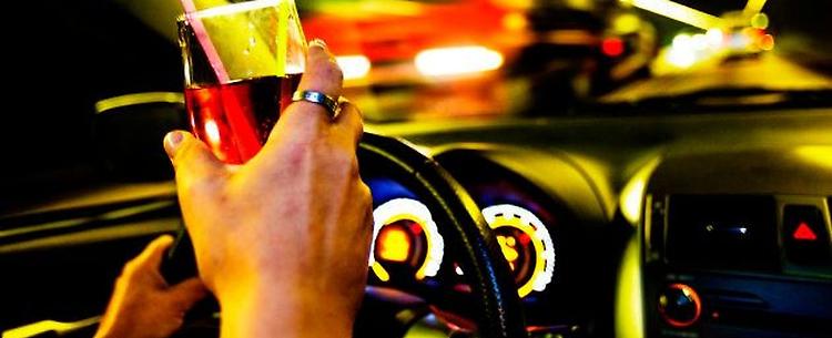 Guidano in stato di ebbrezza: due patenti ritirare, auto sequestrate