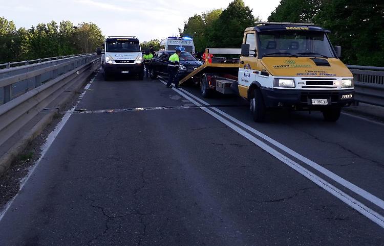 Tamponamento sul ponte tra tre auto: due feriti e circolazione bloccata
