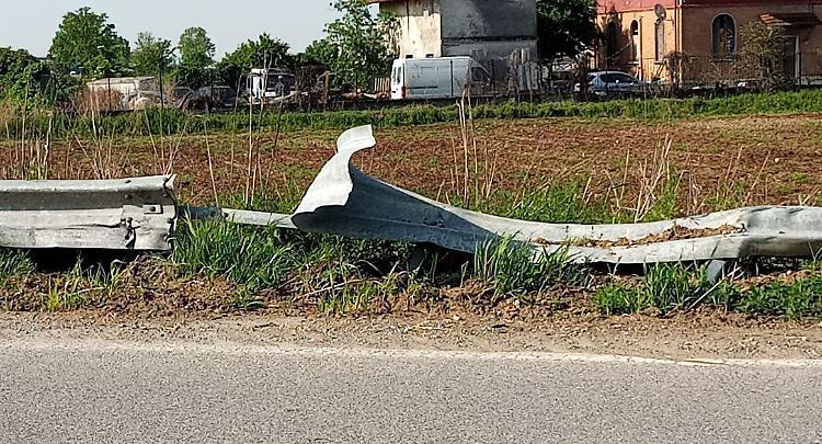 Guardrail sfondato a bordo strada, riparazione al via