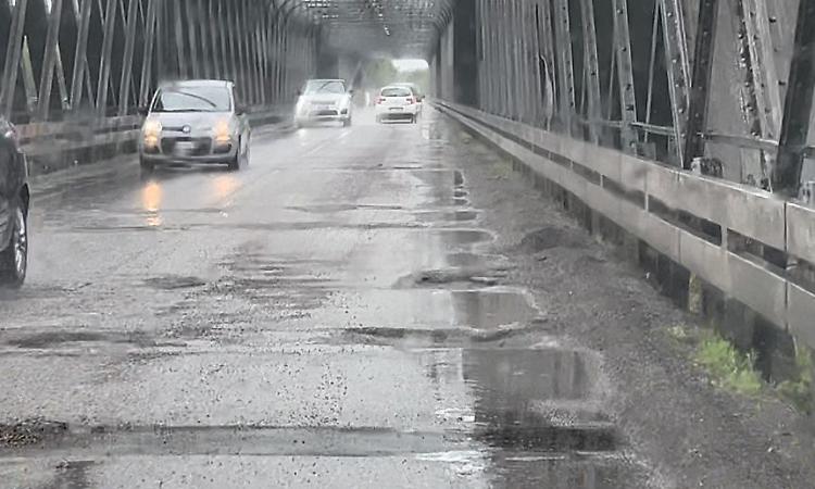 Ponte sul Po: la pioggia crea delle voragini, allagate le caditoie laterali