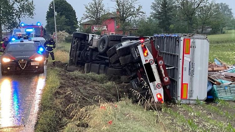 Incidente tra due mezzi pesanti, un camion si ribalta a bordo strada