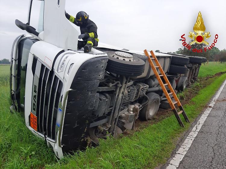 Cisterna di GPL si ribalta, vigili del fuoco all'opera lungo la via Postumia