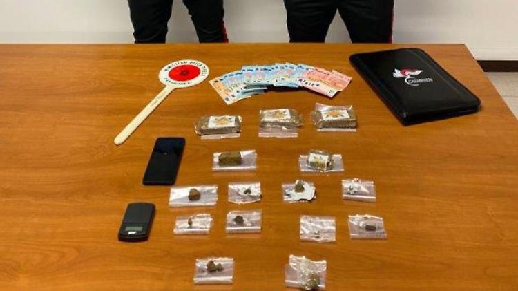 Trovato a spacciare fuori da scuola, 18enne ai domiciliari