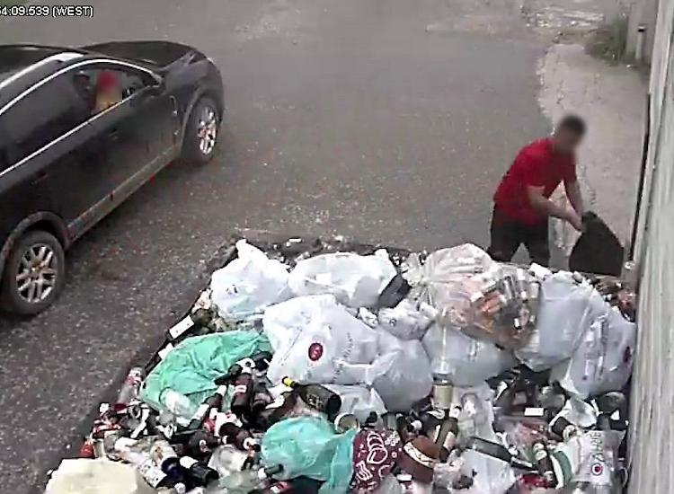 Abbandona i rifiuti in un'area pubblica, multa da oltre 300 euro