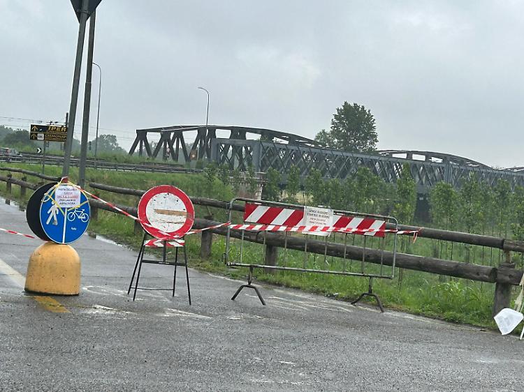 Ponte sul Po, iniziati i lavori di "Ciclovia VenTo" nonostante la pioggia