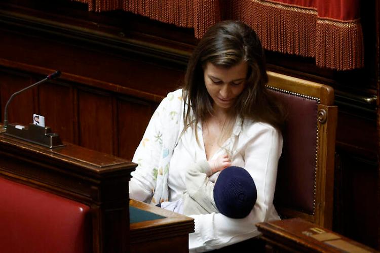 In Aula alla Camera per la prima volta una deputata allatta un bebè