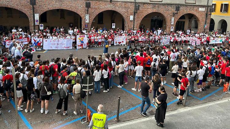 Camminata dell'Avis: una fiumana di bambini, volontari e prof per le vie del borgo
