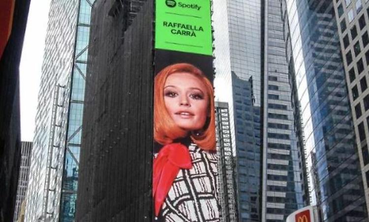 Raffaella Carrà, omaggio a Times Square per il suo compleanno