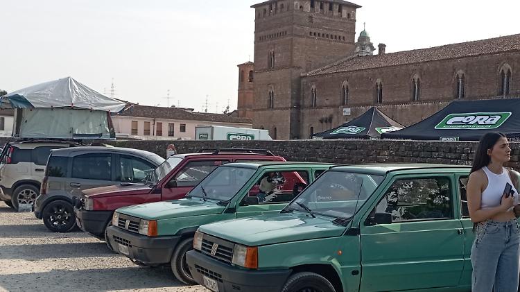 ‘Panda a Pandino’ in vetrina con il serpentone delle auto