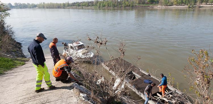 Scivola dalla barca e cade nel Po vicino alla Mac, salvato