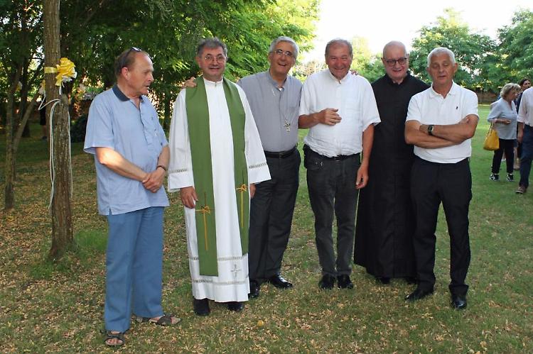 40 anni di sacerdozio, don Pezzani festeggia con il vescovo Napolioni