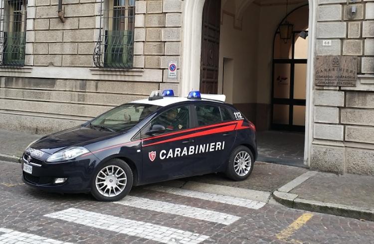 Trova banconota in via Azzo Porzio e la porta ai carabinieri