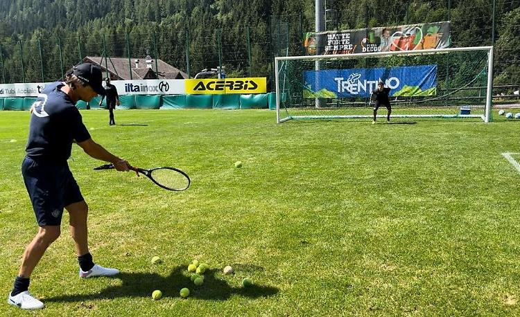Serie B: per la Cremonese allenamento con racchetta e palle da tennis
