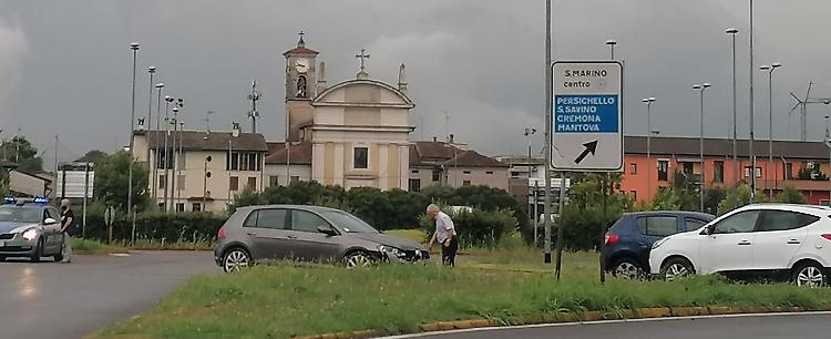 Collisione tra due auto,  coinvolte nello scontro cinque persone. Ferite lievi