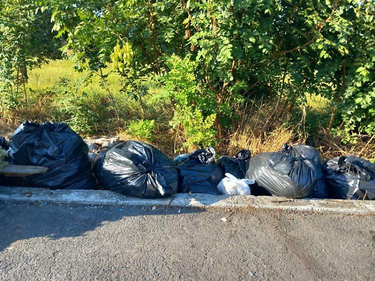 Ancora sacchi di rifiuti lasciati sulla strada: è emergenza incivili