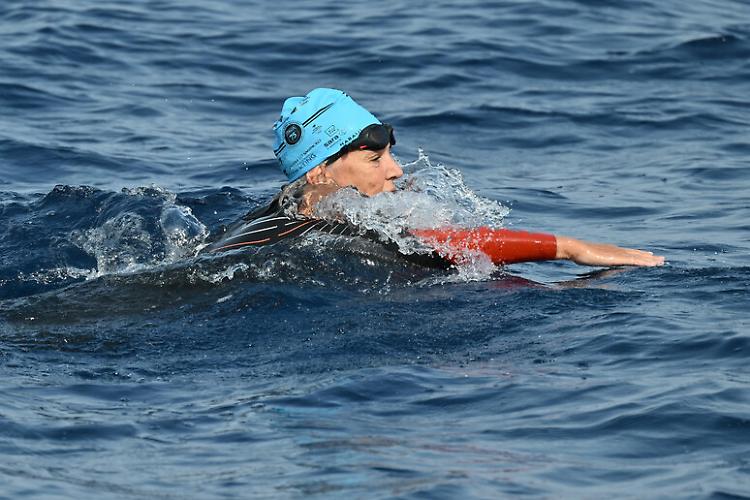 Calligaris a nuoto attraversa lo Stretto: 'Ci siamo divertiti'