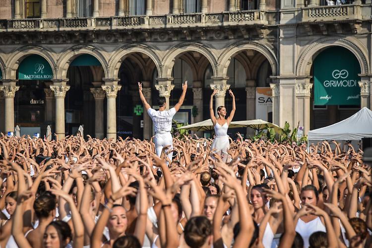 Bolle fa lezione in piazza Duomo: 'La danza è maestra di vita' 