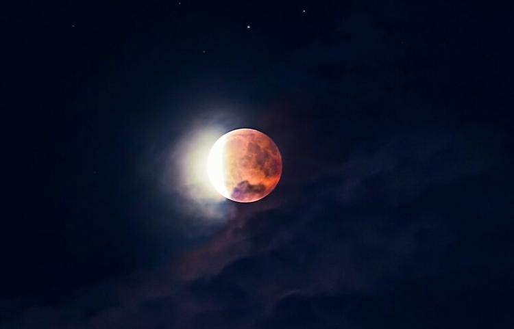 Nel cielo di ottobre domina la Luna, con la giornata mondiale e l’eclissi 