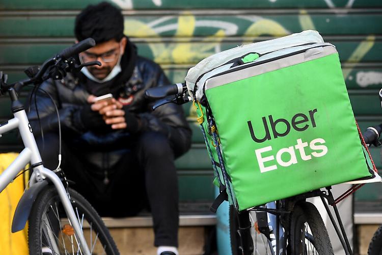 Deliveroo e Uber perdono la causa, contributi ai rider 