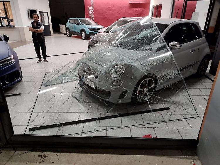 Spaccata nella notte presso l&rsquo;autosalone Bodini a Levata, danni ingenti