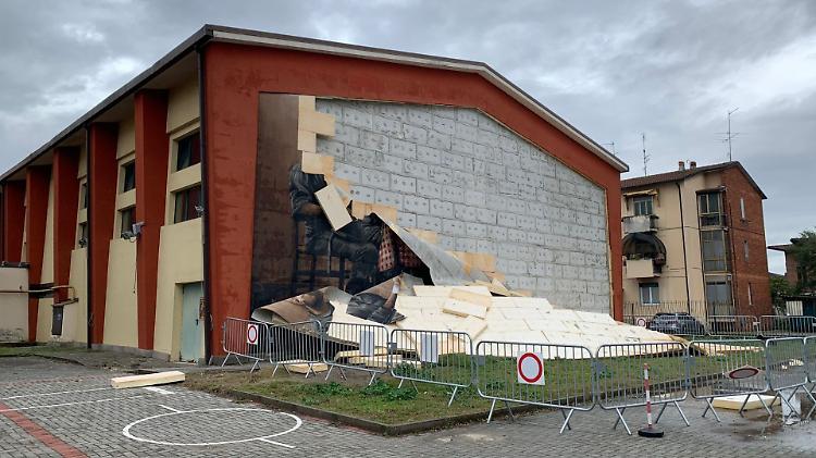 Il vento sradica il Convivium dal muro delle medie Corniani