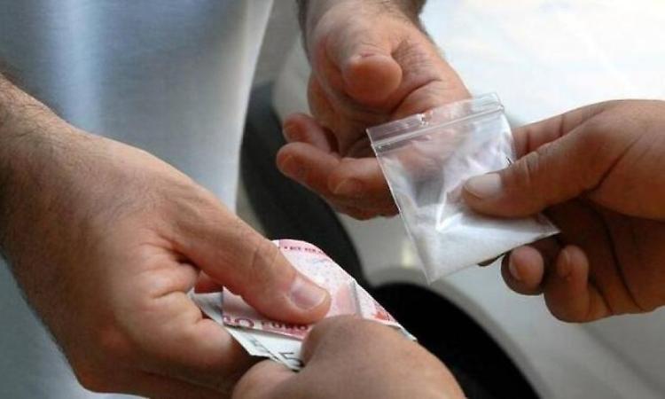 Spaccio di cocaina a domicilio: pusher arrestato, segnalato l'acquirente