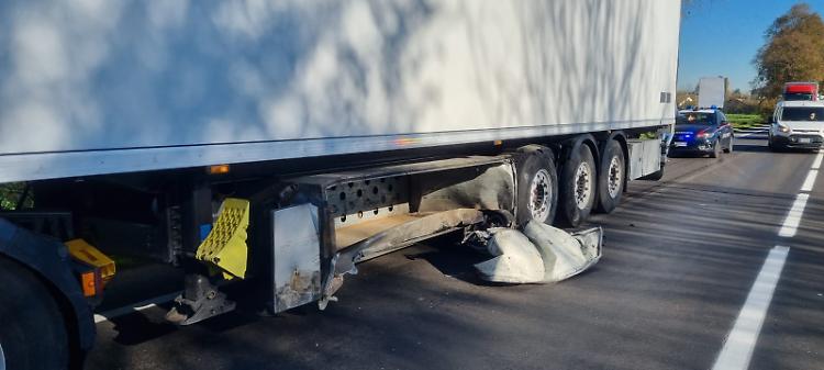 Scontro tra auto e camion, caos traffico lungo la via Mantova