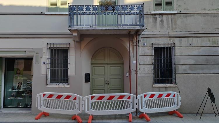 Tir invade un marciapiede e abbatte un pezzo di balcone 