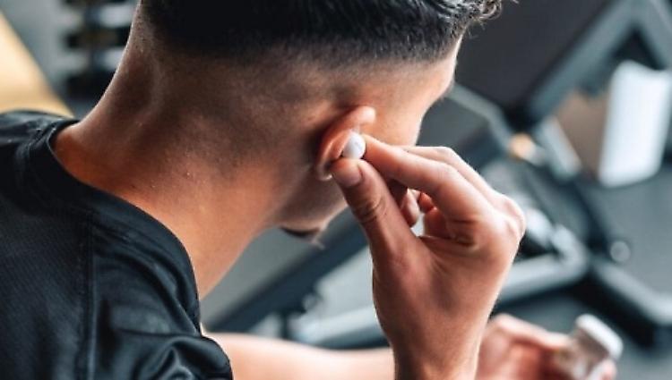 Telefono, telecamera e auricolare all&rsquo;esame della patente: denunciato