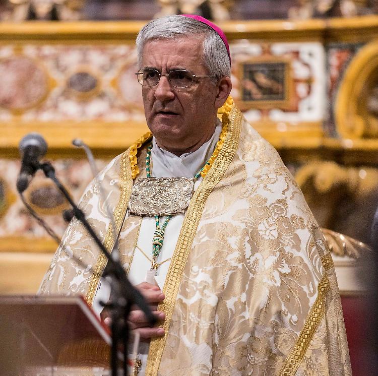 Monsignor Napolioni: «Il Bambino ci aiuti a vincere le solitudini»