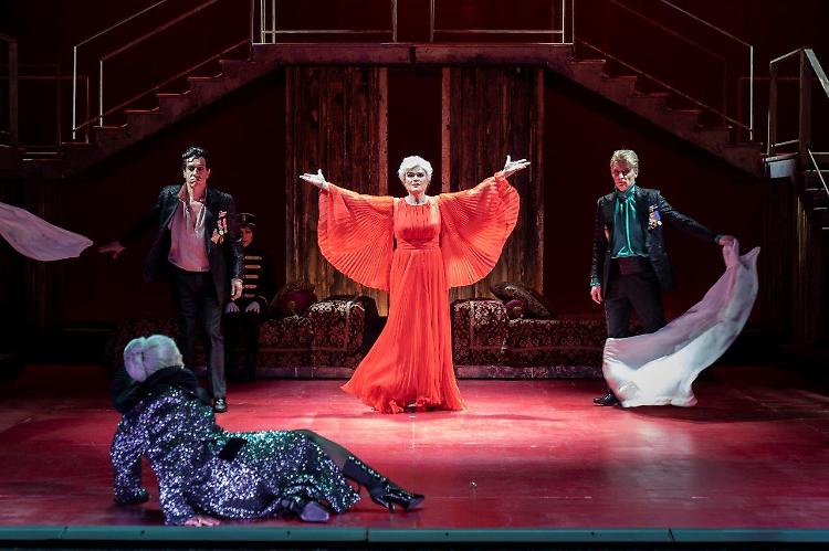 #DIRITTODICRITICA:  'Maria Stuarda',  le recensioni degli studenti