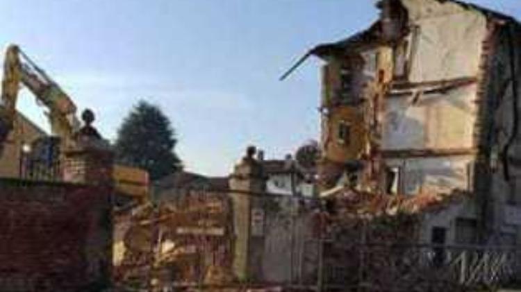 Abbattuto il rudere di via Garibaldi, ma recuperati i mattoni