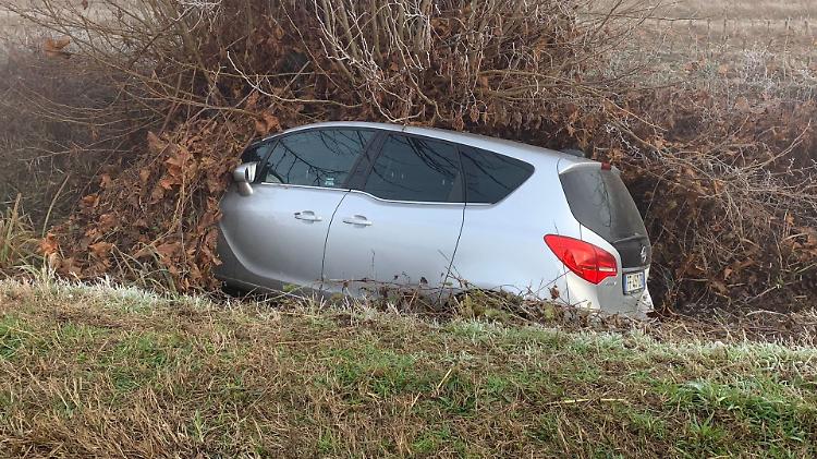 Fuori strada autonomo appena fuori dal centro abitato
