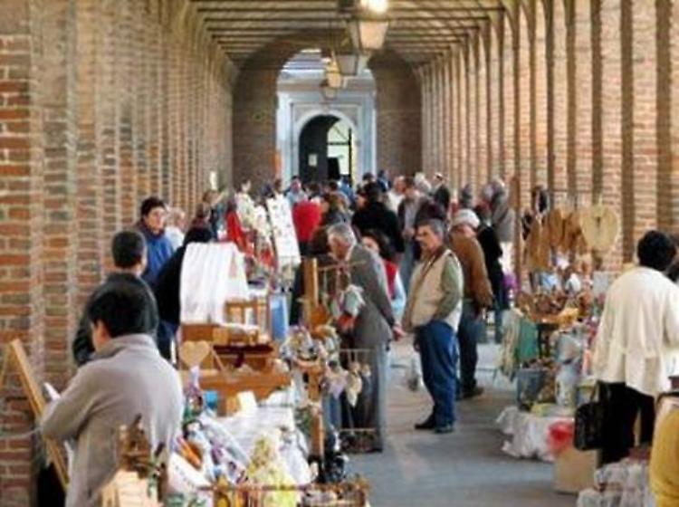 Mercatino dell'antiquariato nella città ideale del Rinascimento