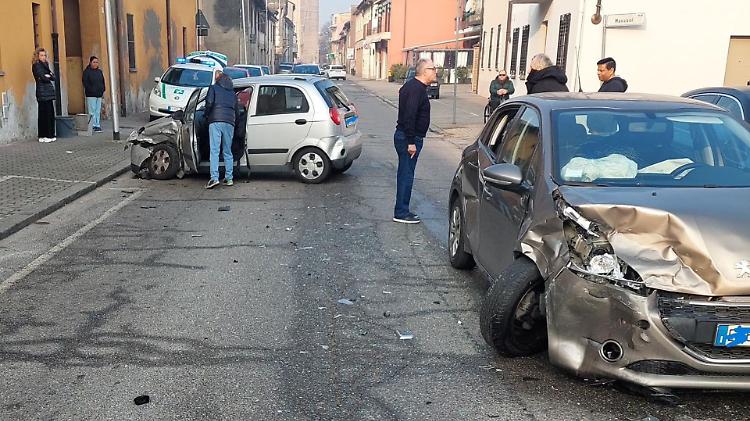 Violento frontale in via Solferino, tre feriti gravi