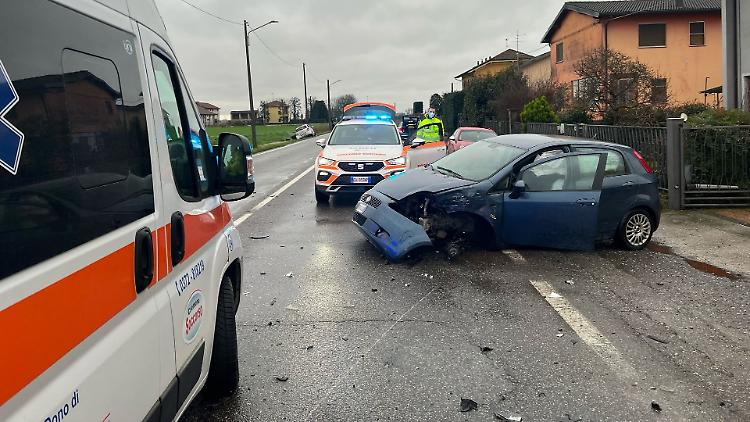 Scontro sulla provinciale 87, due feriti lievi