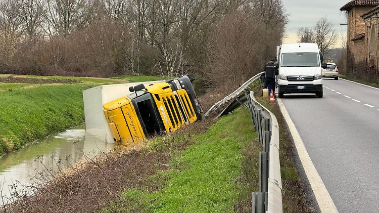 Camion esce di strada e finisce nel fossato
