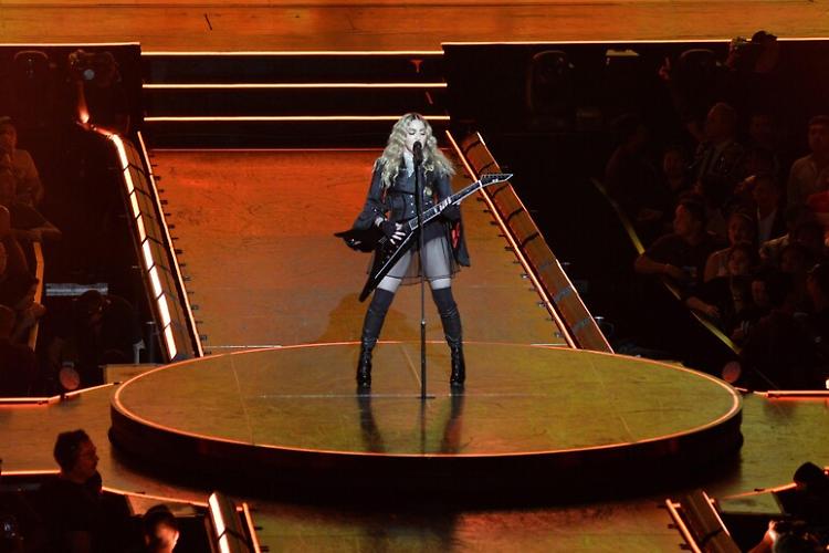 Gaffe di Madonna, rimprovera fan seduto ma era sulla sedia a rotelle 