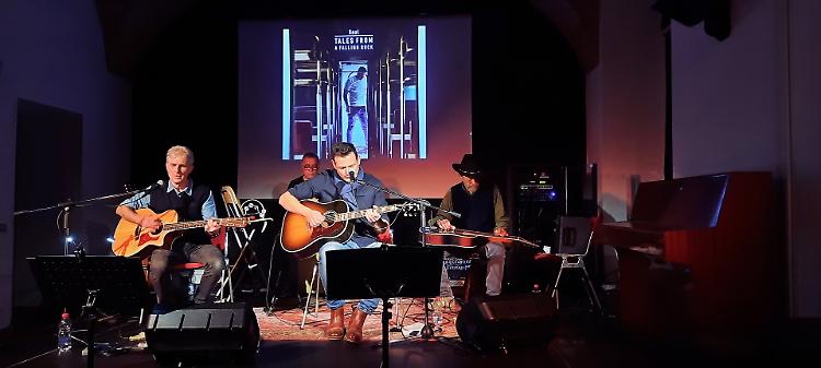 Doppio set con il country rock di Saul
