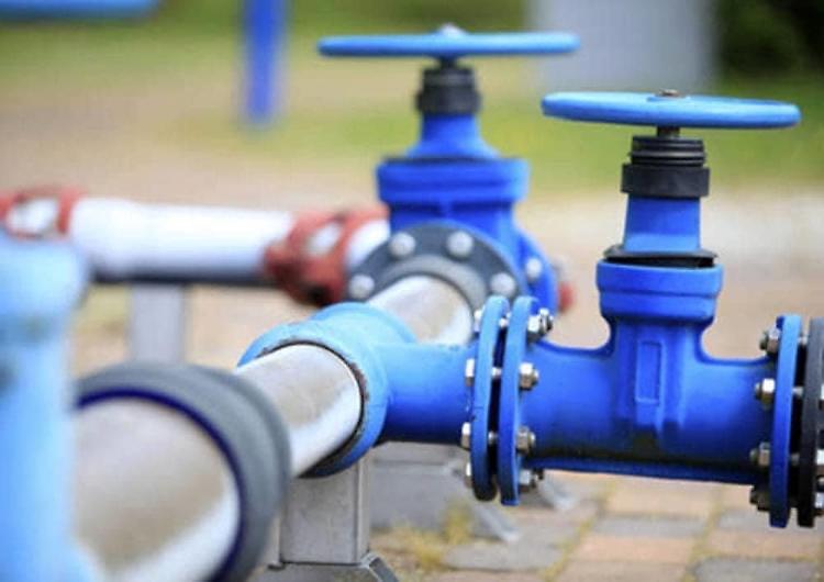 Acqua potabile, tubazione rotta: i tecnici di Padania Acque al lavoro