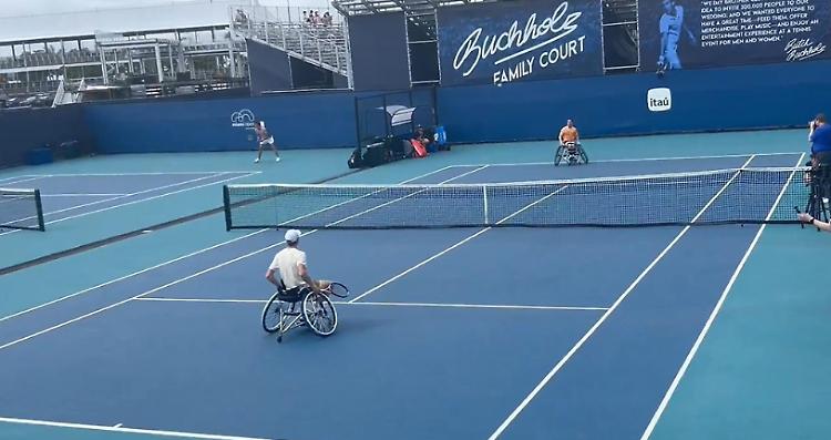 Sinner in carrozzina palleggia con Hewett, campione wheelchair
