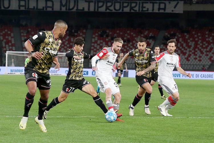 Bari-Cremonese le formazioni. Fuori Coda e Zanimacchia. Antov c'è