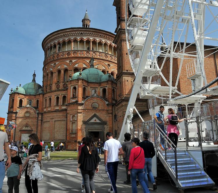 Fiera di Santa Maria, cartoline tra basilica e ruota panoramica