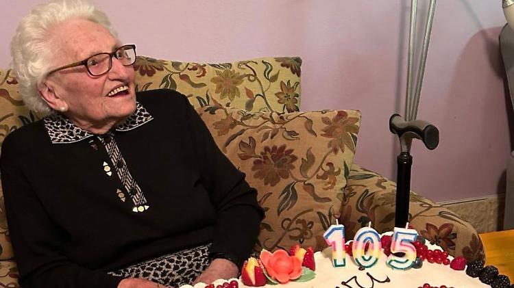 Claudia Luniin compie 105 anni, cinque generazioni e non sentirle