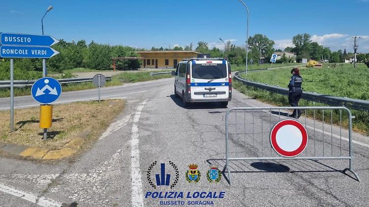 Camion trancia un cavo dell'alta tensione sulla linea Fidenza-Cremona