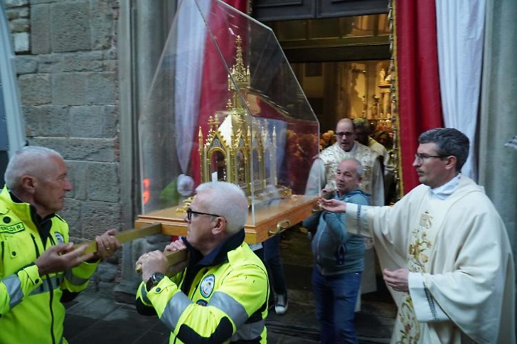  Le reliquie di santa Teresa di Lisieux nella parrocchiale del paese