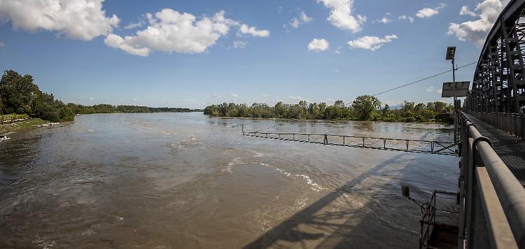 Il grande fiume in piena, ma non  è ‘allarme rosso’